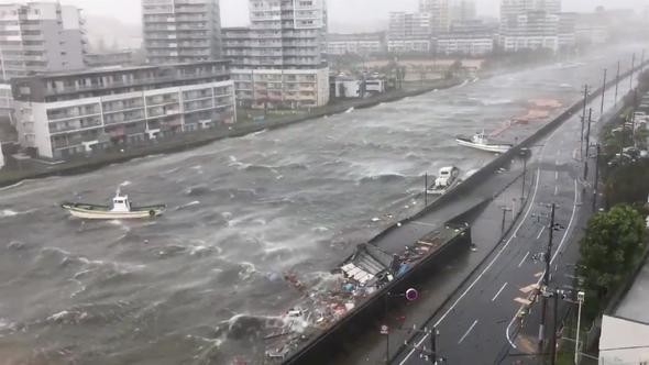 Japonya'da Jebi tayfunu: Yüz binlerce insan için tahliye emri