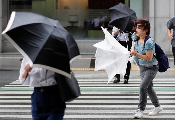 Japonya'da Jebi tayfunu: Yüz binlerce insan için tahliye emri