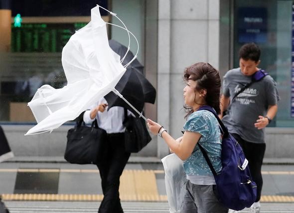 Japonya'da Jebi tayfunu: Yüz binlerce insan için tahliye emri