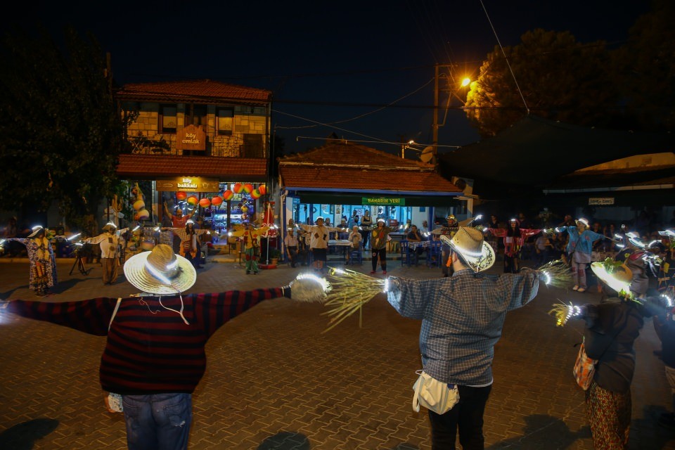 İzmir'de halkı festivale korkuluklar davet etti