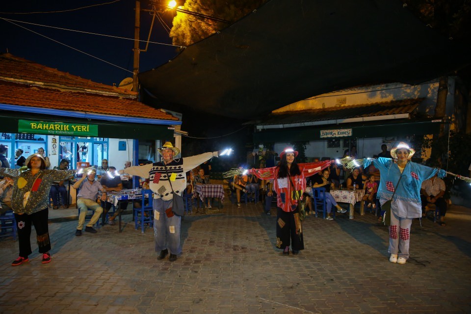 İzmir'de halkı festivale korkuluklar davet etti