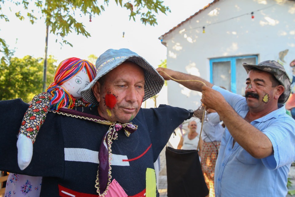 İzmir'de halkı festivale korkuluklar davet etti