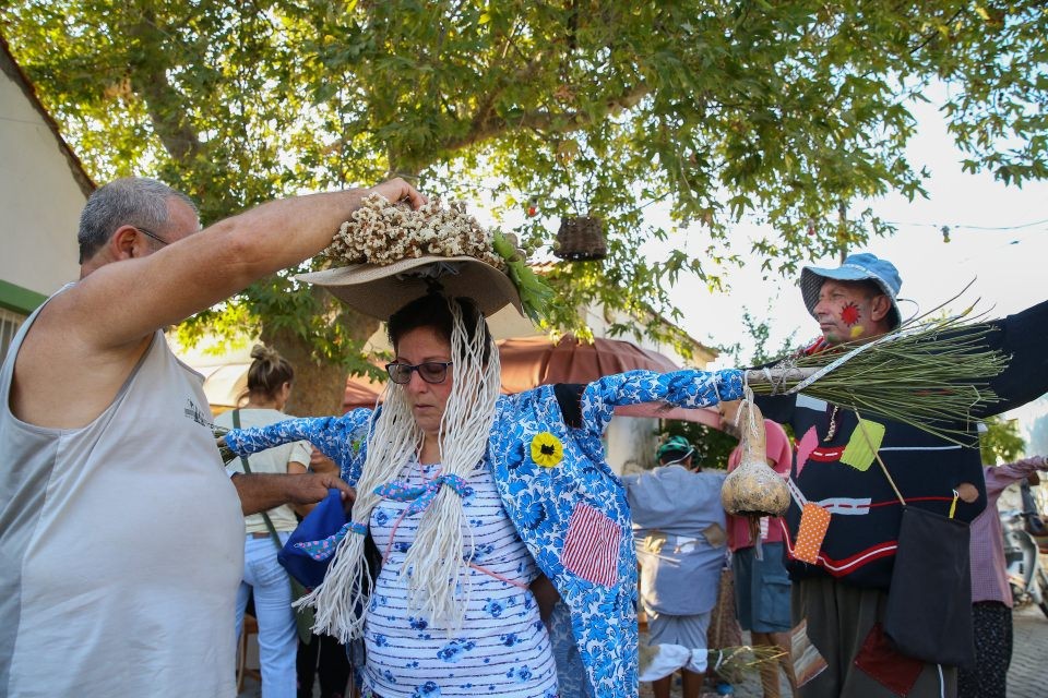 İzmir'de halkı festivale korkuluklar davet etti