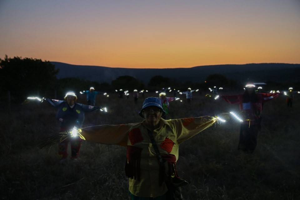 İzmir'de halkı festivale korkuluklar davet etti