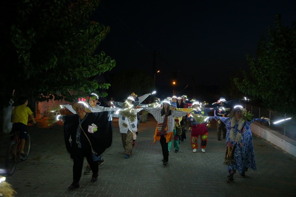 İzmir'de halkı festivale korkuluklar davet etti