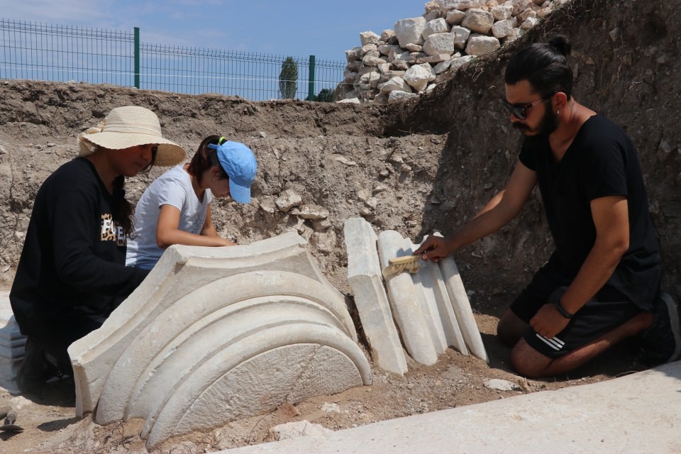 2 bin 200 yıllık mezarda göz kremi kabı bulundu