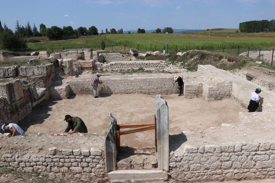 2 bin 200 yıllık mezarda göz kremi kabı bulundu