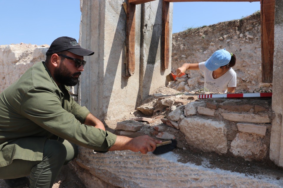 2 bin 200 yıllık mezarda göz kremi kabı bulundu