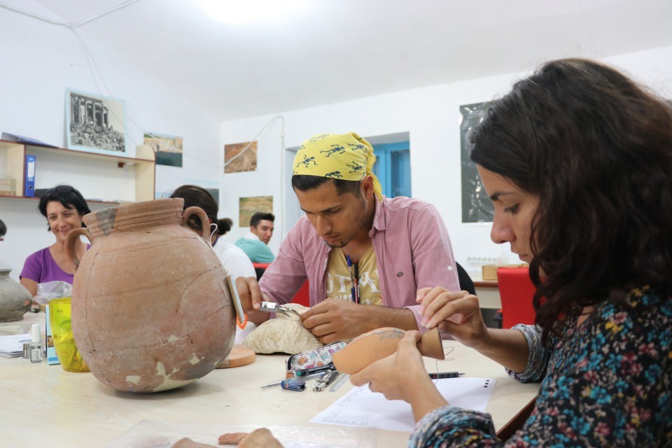 2 bin 200 yıllık mezarda göz kremi kabı bulundu