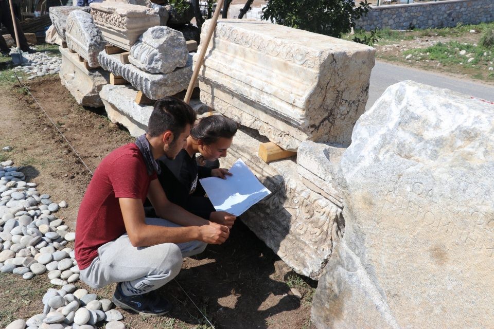 2 bin 200 yıllık mezarda göz kremi kabı bulundu