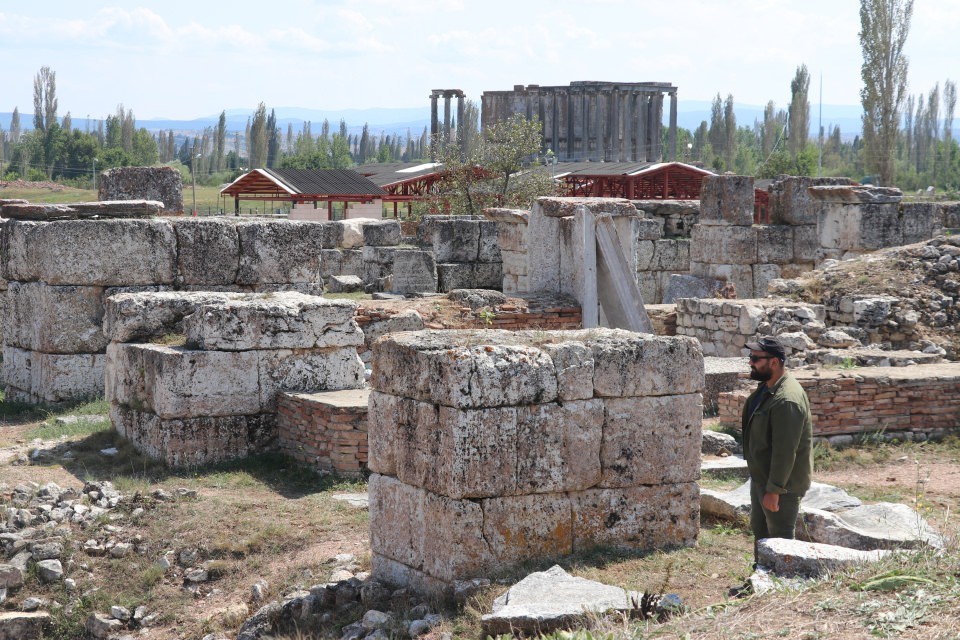 2 bin 200 yıllık mezarda göz kremi kabı bulundu