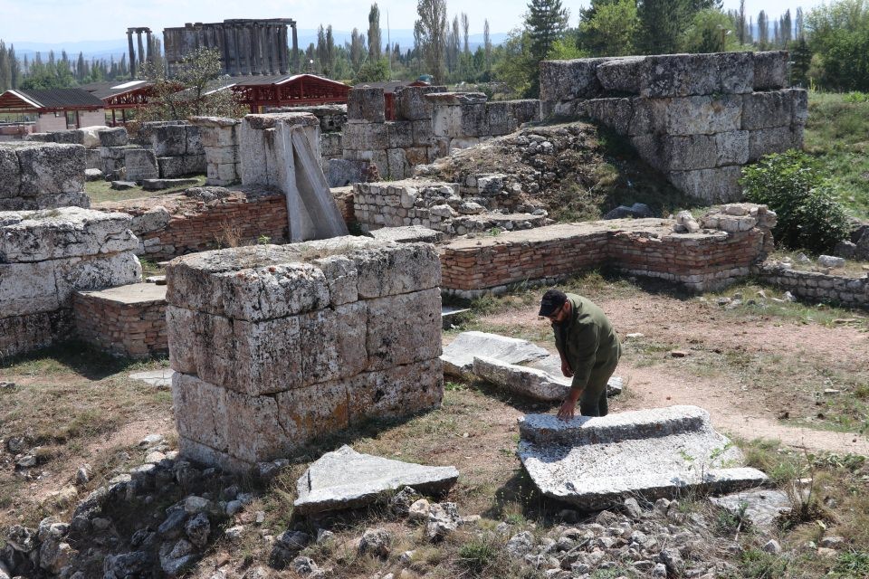 2 bin 200 yıllık mezarda göz kremi kabı bulundu