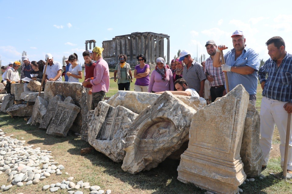 2 bin 200 yıllık mezarda göz kremi kabı bulundu