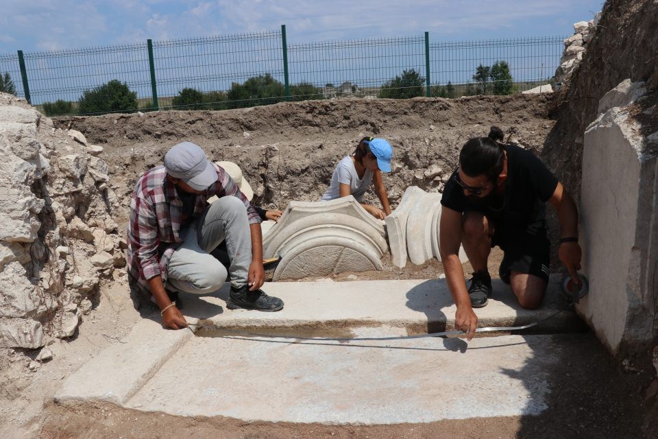 2 bin 200 yıllık mezarda göz kremi kabı bulundu