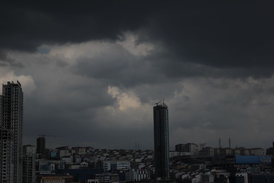 İstanbul'da gündüz geceye döndü