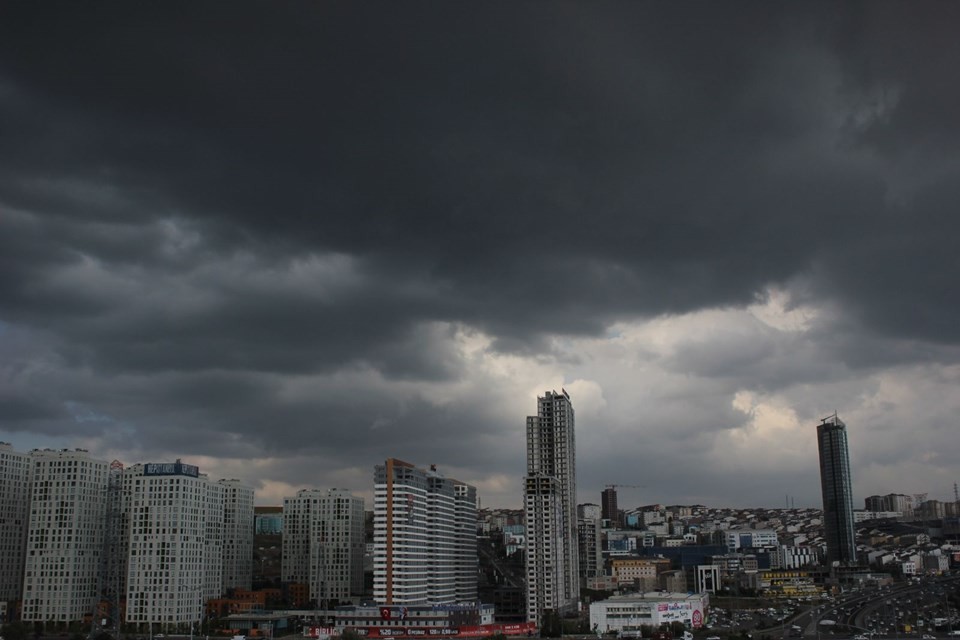 İstanbul'da gündüz geceye döndü