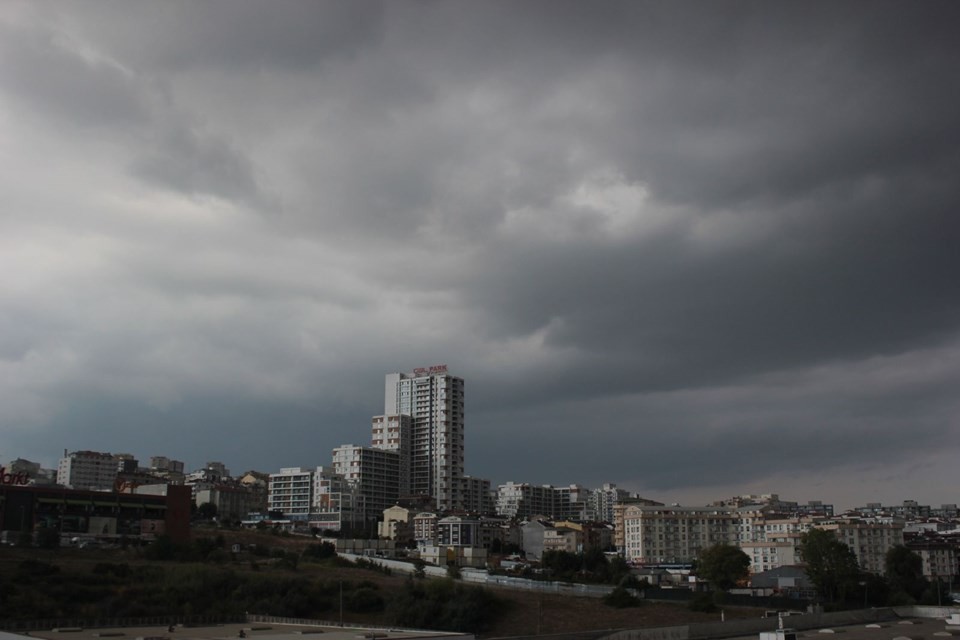 İstanbul'da gündüz geceye döndü