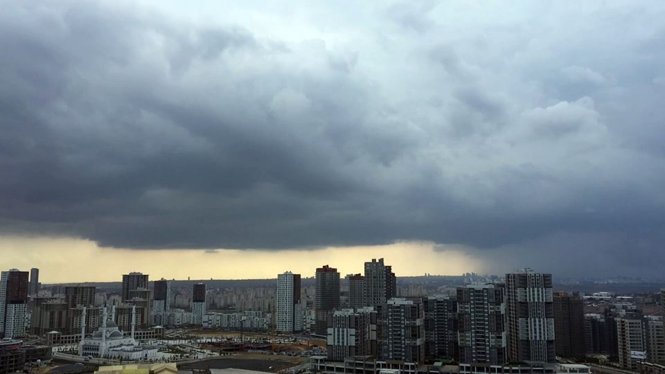 İstanbul'da gündüz geceye döndü