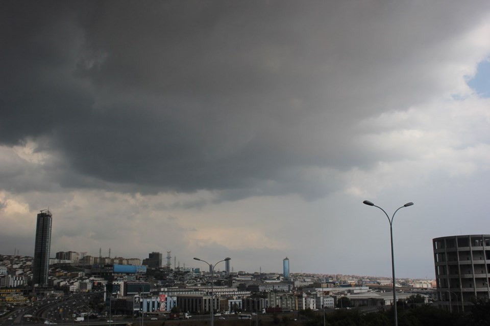 İstanbul'da gündüz geceye döndü