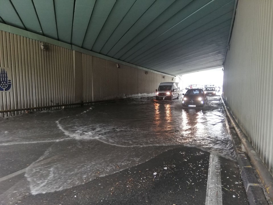 İstanbul'da gündüz geceye döndü