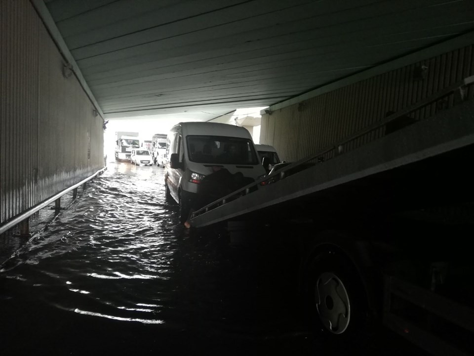 İstanbul'da gündüz geceye döndü