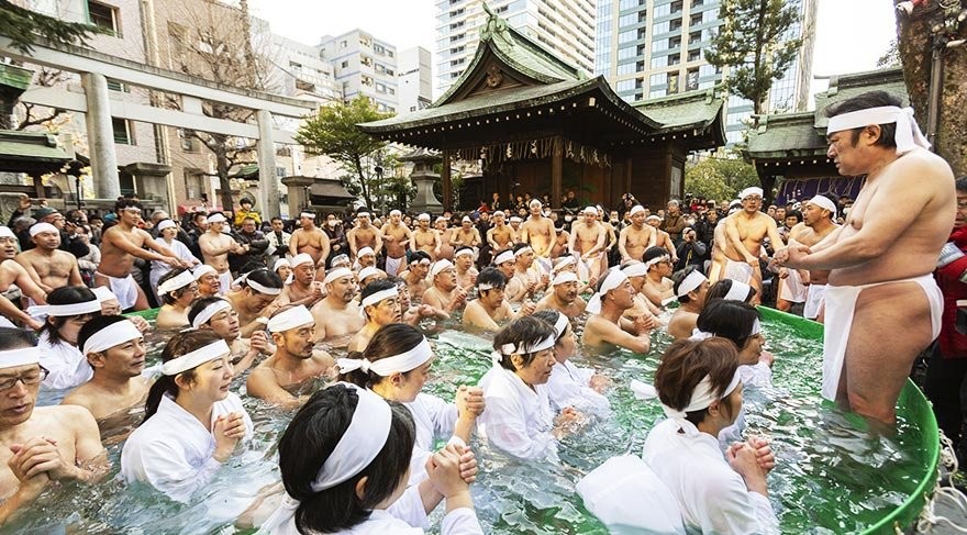 Japonların buzlu suda kış ortası banyosu