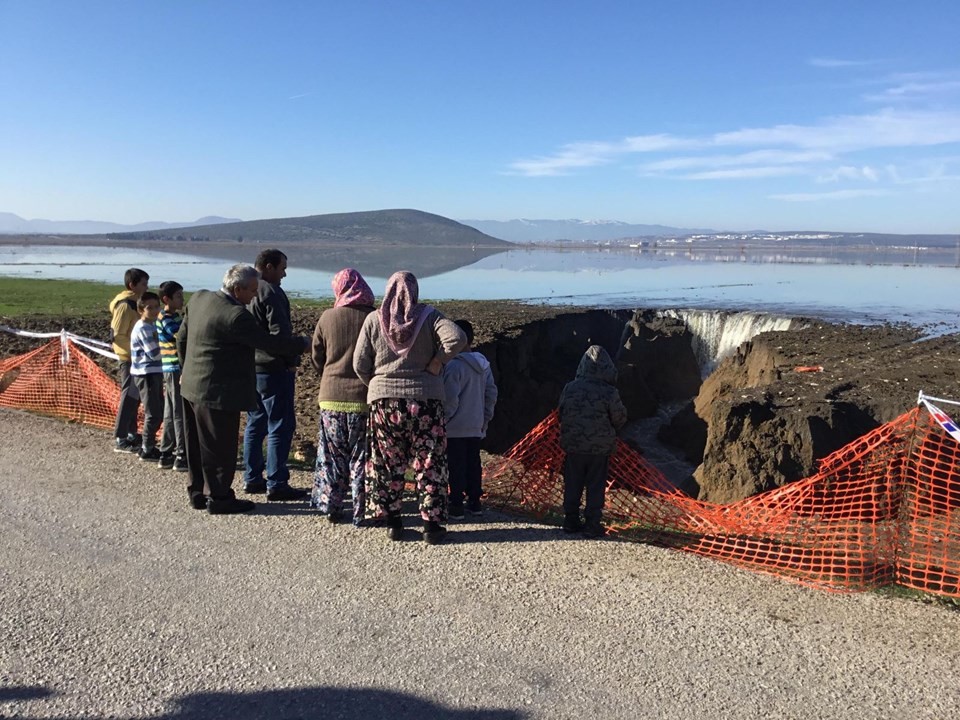 İzmir'de bir şelale daha oluştu