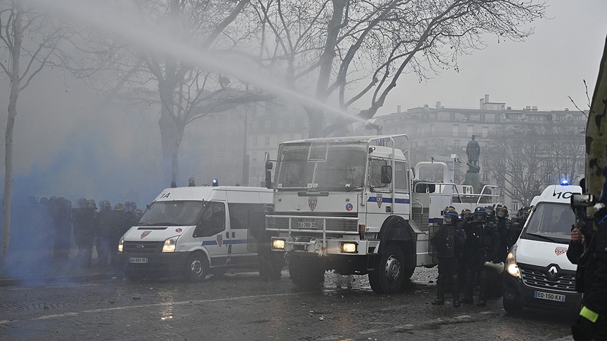 Fransa'da 'sarı yelekililer' yeniden sokaklarda