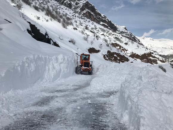 Hakkari'de kar kalınlığı 3 metreyi buldu