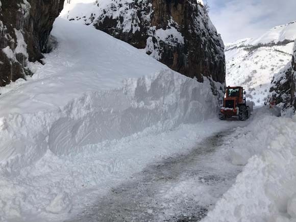 Hakkari'de kar kalınlığı 3 metreyi buldu