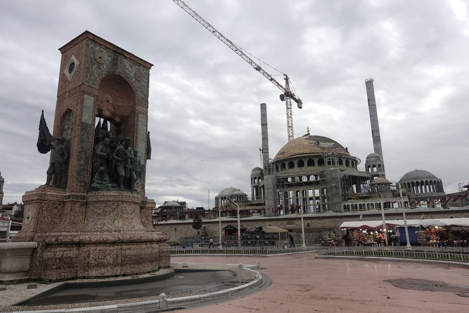 Taksim Camii'nin alemi yerleştirildi