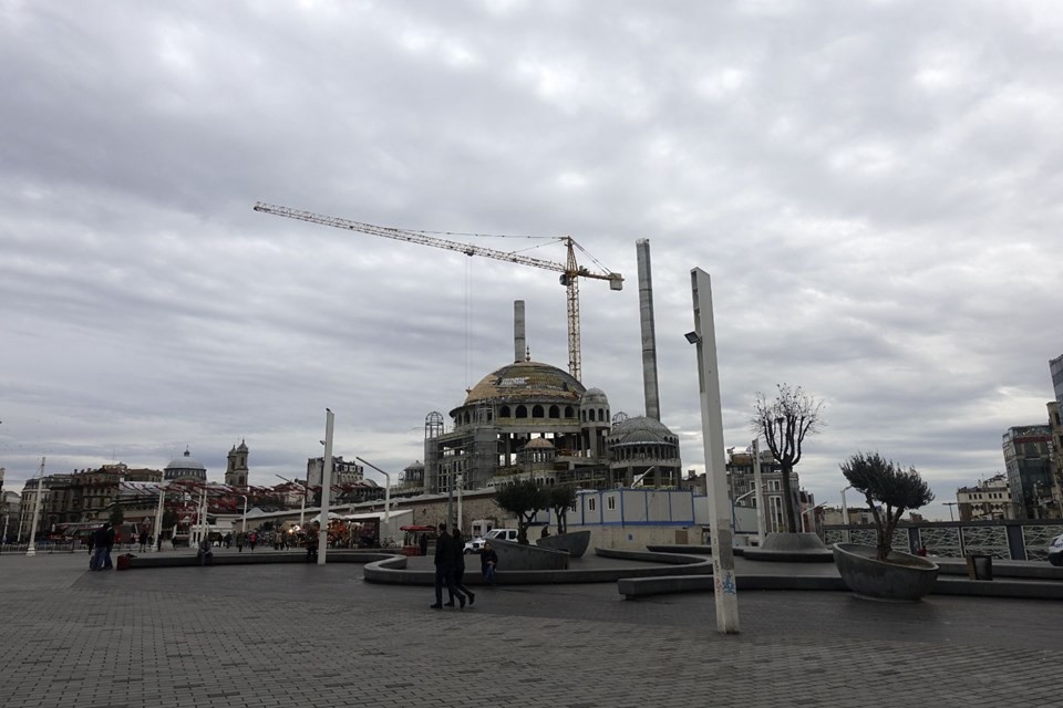 Taksim Camii'nin alemi yerleştirildi