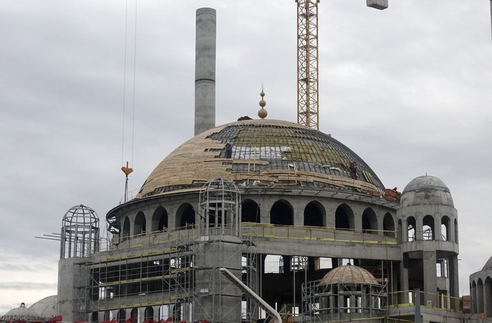 Taksim Camii'nin alemi yerleştirildi