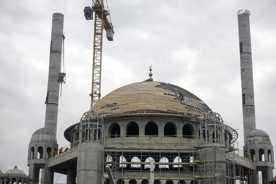 Taksim Camii'nin alemi yerleştirildi