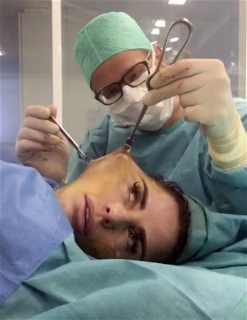 Operasyon sırasında doktoruyla sohbet etmişti! İşte son hali