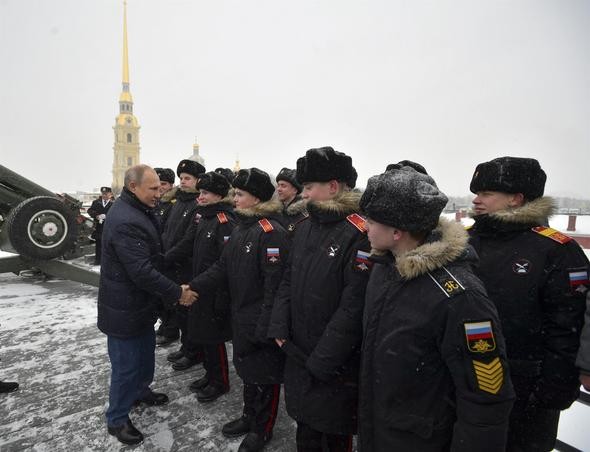 Putin yine şaşırttı! Önce dua okudu, ardından ateş etti