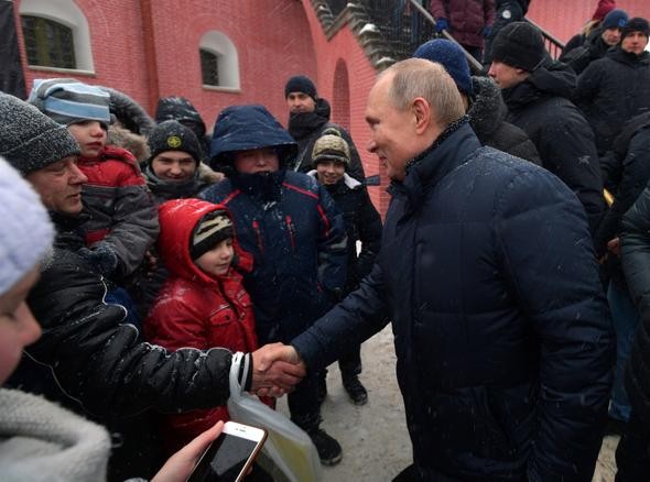 Putin yine şaşırttı! Önce dua okudu, ardından ateş etti