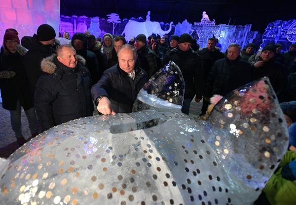 Putin yine şaşırttı! Önce dua okudu, ardından ateş etti