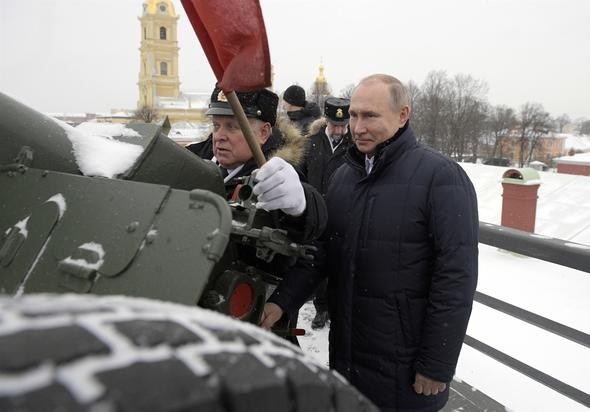 Putin yine şaşırttı! Önce dua okudu, ardından ateş etti