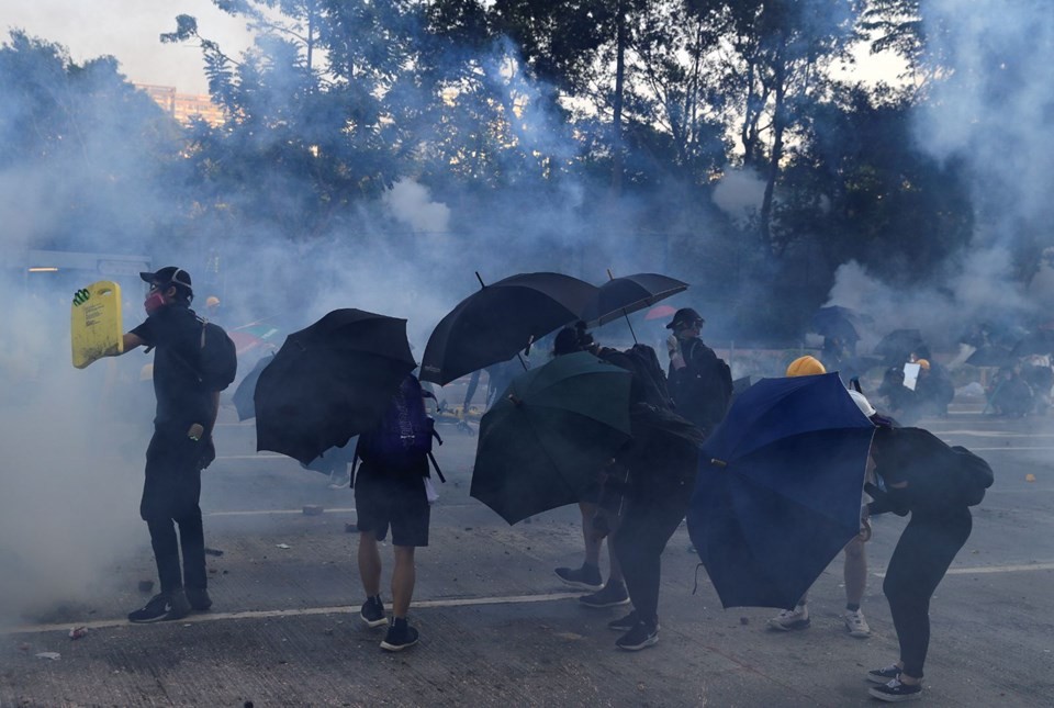 Hong Kong'da Çin'in yıl dönümünde çatışma