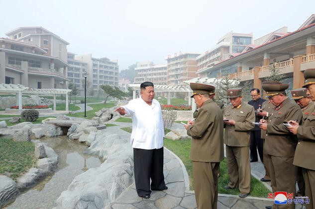 Kim Jong-un bağdaş kurarak izledi