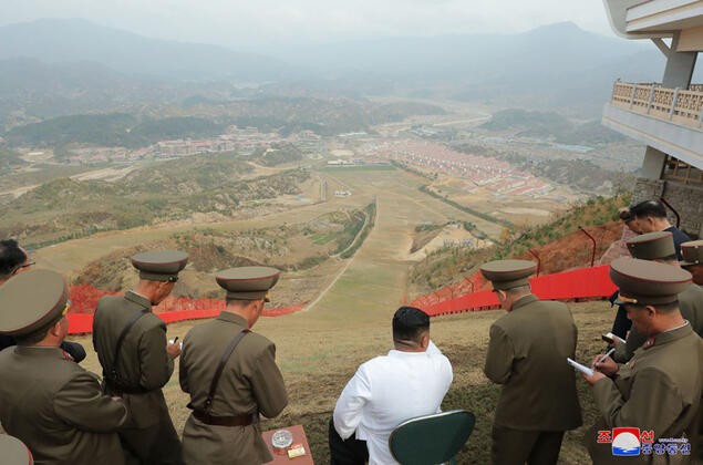 Kim Jong-un bağdaş kurarak izledi