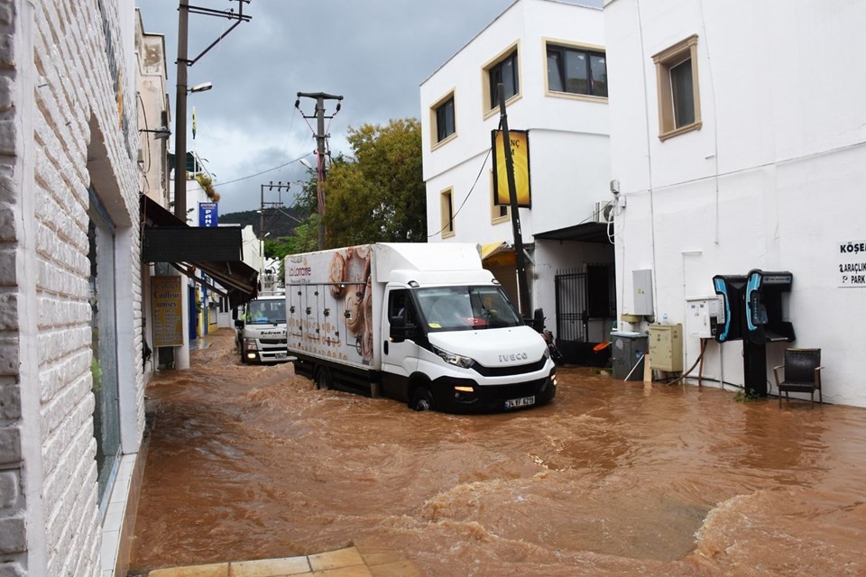 Turizm cennetinde kabus! Bodrum sular altında