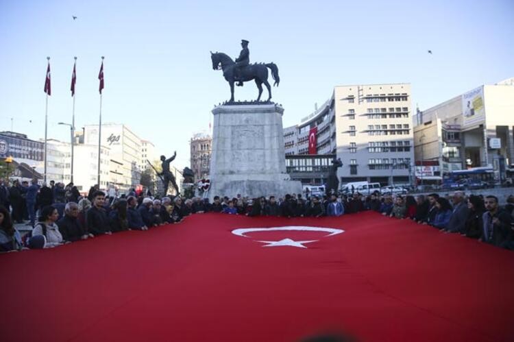 Saat 9'u 5 geçe Türkiye'de hayat durdu