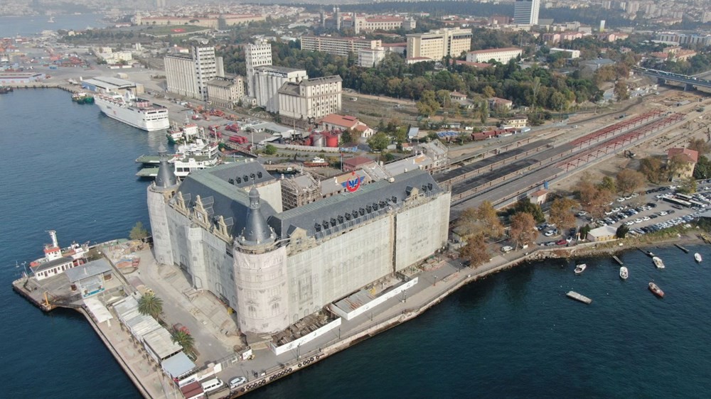 Haydarpaşa garı restorasyonunda çatı bitti, saat çalışıyor