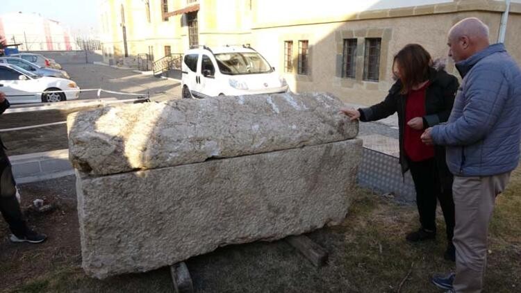 Yol çalışmasında 2 bin yıllık lahit bulundu