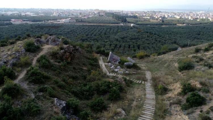 Yol çalışmasında 2 bin yıllık lahit bulundu