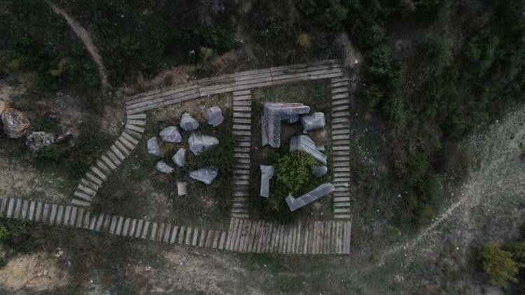 Yol çalışmasında 2 bin yıllık lahit bulundu