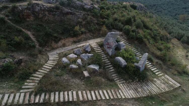 Yol çalışmasında 2 bin yıllık lahit bulundu