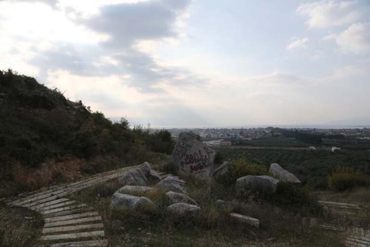 Yol çalışmasında 2 bin yıllık lahit bulundu